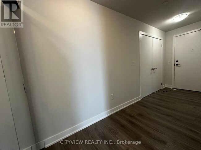 Photo du bâtiment - 430-3430 Square One Dr