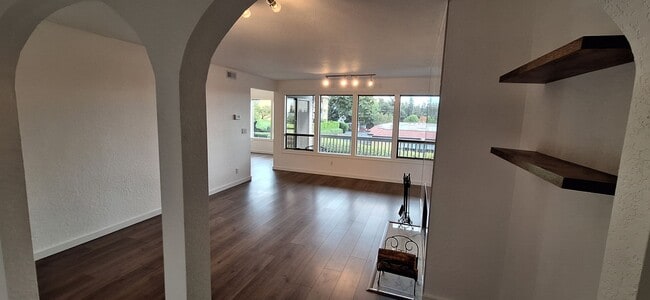 Building Photo - Luxurious 2-Bed, 2-Bath Condo with Spectacular Views and Designer Upgrades in Kirkland!!