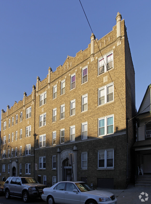 Primary Photo - Kensington Avenue Apartments