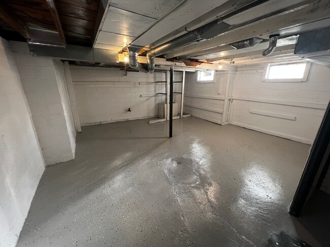 Building Photo - 4972 Lafontaine St