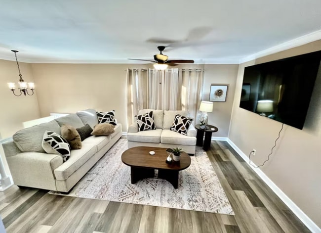 Photo - Spacious 3 Bedroom with Outdoor Pool in Mason House