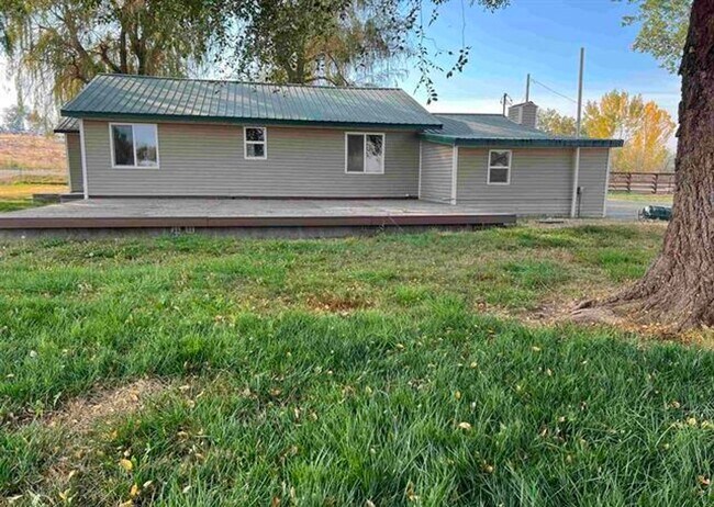 Building Photo - Country Home