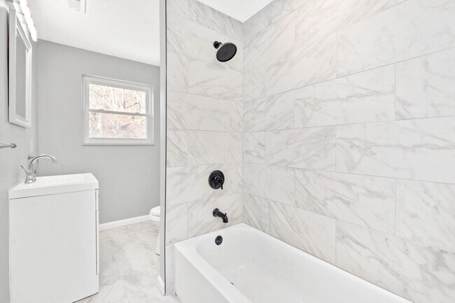 Foto del edificio - Stunning 4 bedroom home in Pittsburgh avai...