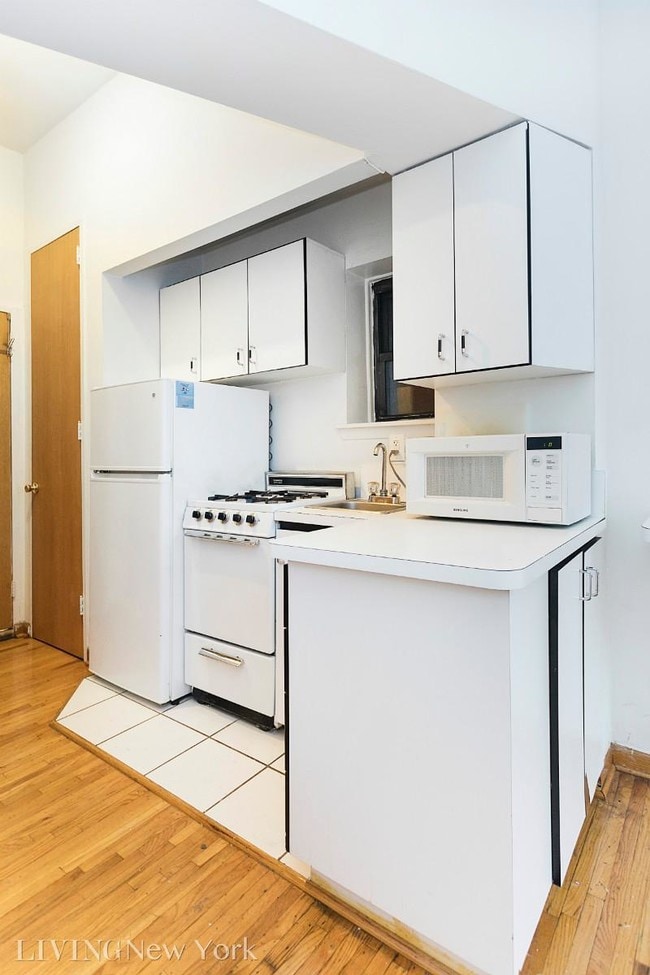 Foto del edificio - Bright, Over-Sized Upper East Studio