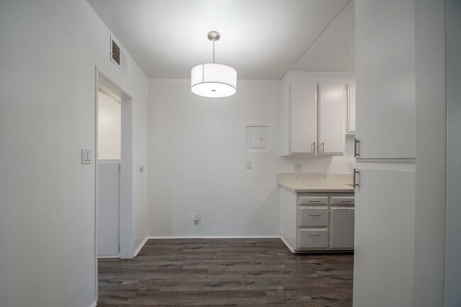 Foto del edificio - 4565 Hazeltine Ave