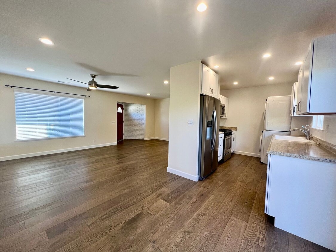 Building Photo - 304 Rosario Dr