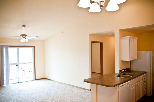 Cocina/ Sala de estar de la combinación de selectos de planta - Cedar Place Apartments