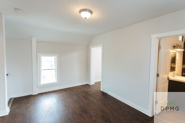 Building Photo - 322 E Hillsdale St