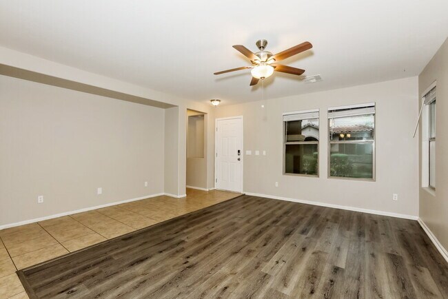 Building Photo - 992 S Hawk Ln