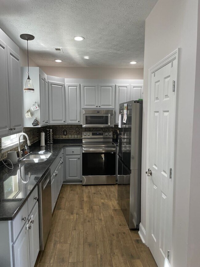 Foto del edificio - Pictures Coming Soon — Your Next Home Awaits!