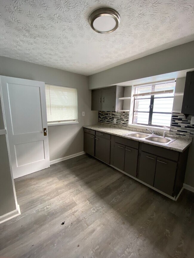 Building Photo - Newly updated Single Family in Dayton!