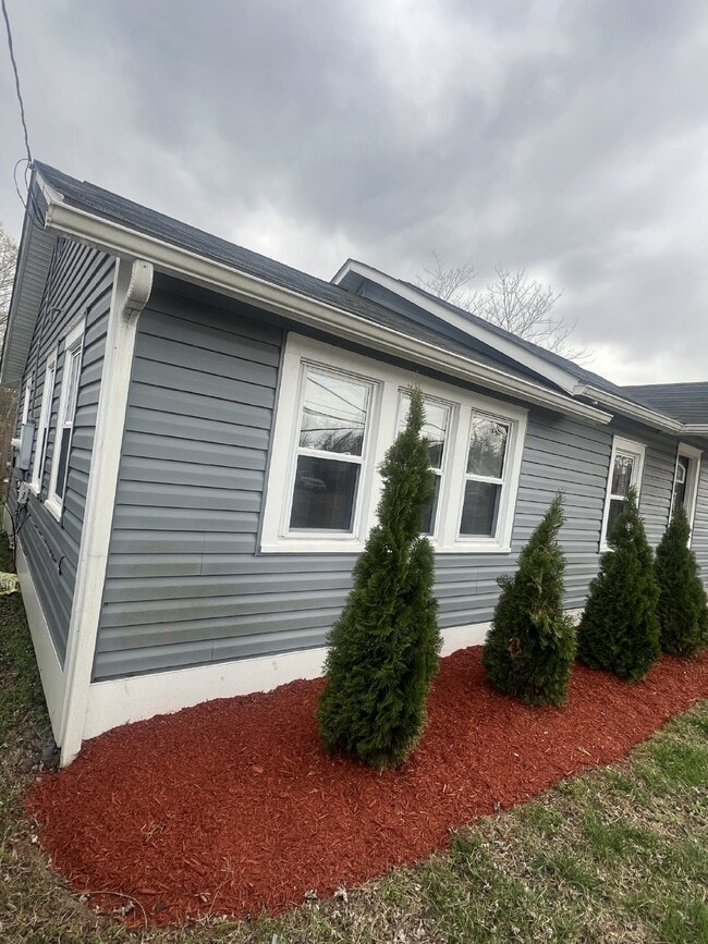 Building Photo - Charming 3-Bedroom Home with 3 Full Bathro...