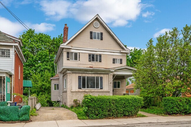 Foto del edificio - 5 bed 2 bath - Great Brookline location.  ...