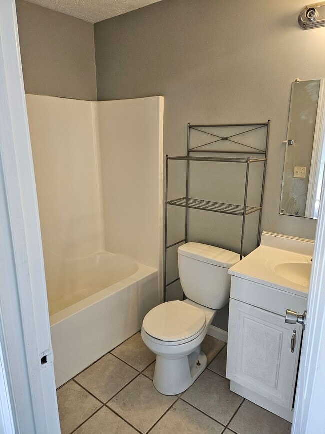 Building Photo - EHA Approved 3 Bed 2-bathroom home