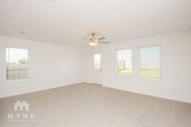 Foto del edificio - 2760 Mistwood Dr