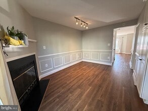 Building Photo - 8702 Village Green Ct