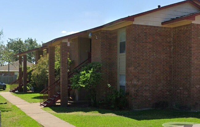 Building Photo - 1820 Red River Dr