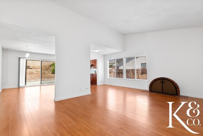 Building Photo - 559 W Avenida De Las Flores