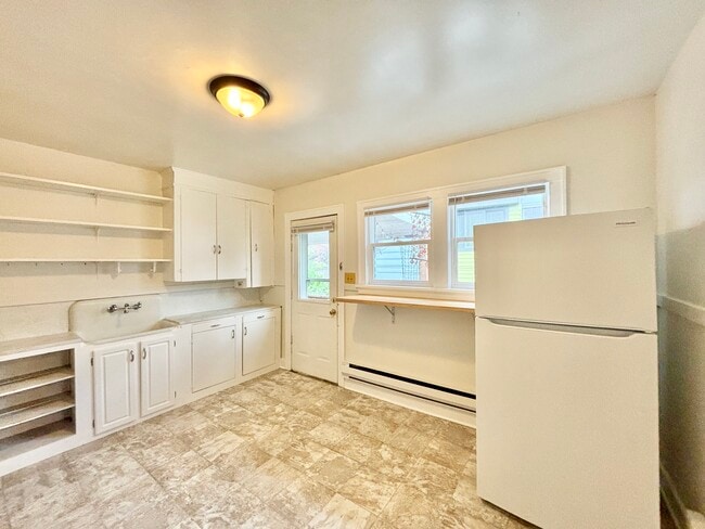 Building Photo - 914 E Fir St