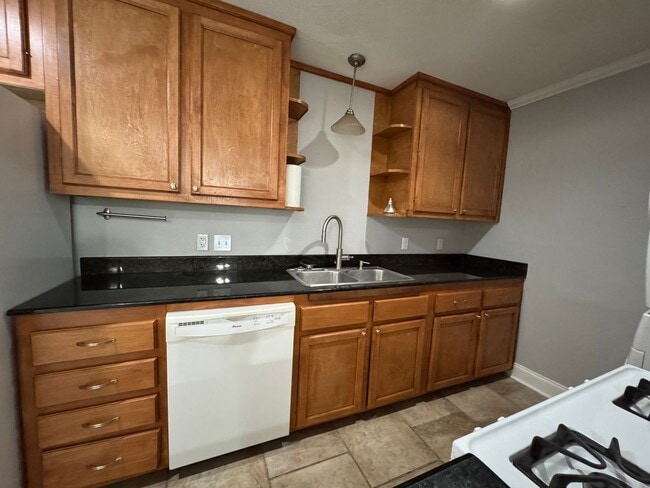 Building Photo - Great 2 Bedroom Lease near LSU