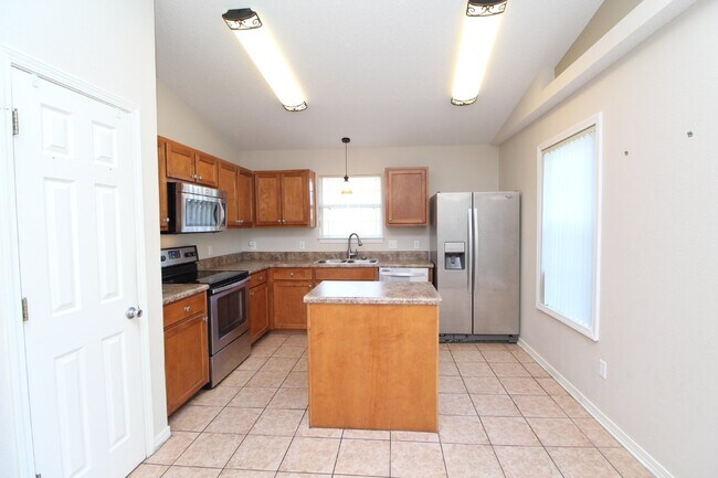 Foto del edificio - 3 bedroom 2 bathroom brick home in SW Pens...