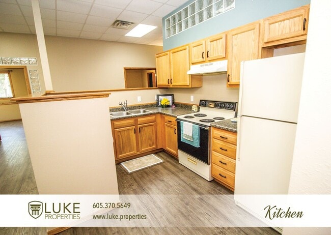 Building Photo - Large three bedroom apartment near downtow...