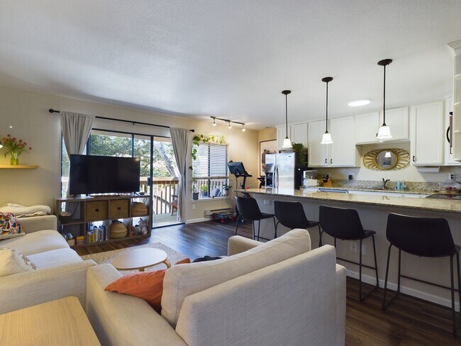 Building Photo - Luxury Monterey Condo with washer-dryer
