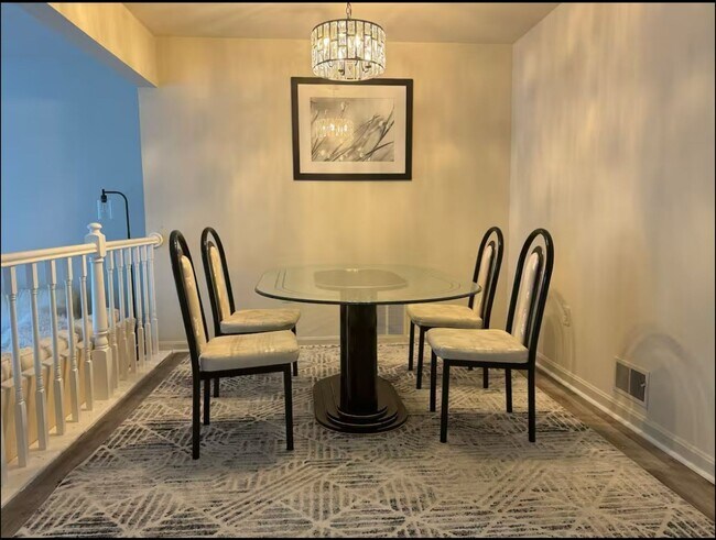 Building Photo - Spacious Townhome in Silver Spring