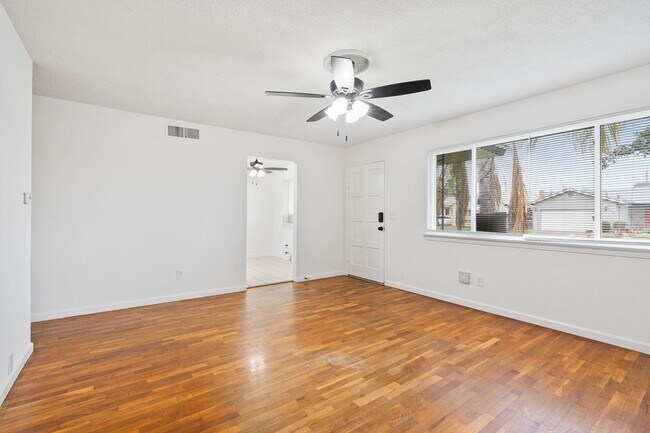 Building Photo - Beautiful updated 4 bedroom 1.5 bathroom h...