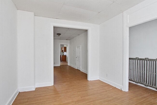 Building Photo - Spacious 5 Bedroom, 1 Bath Home!