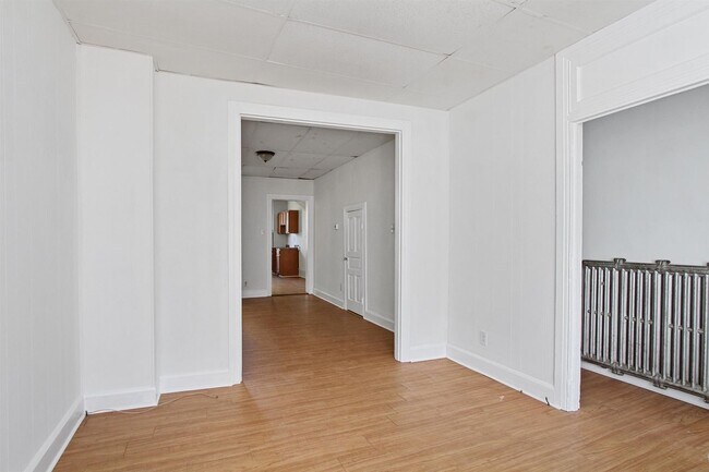 Foto del edificio - Spacious 5 Bedroom, 1 Bath Home!