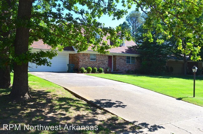 Building Photo - 836 E Peel St