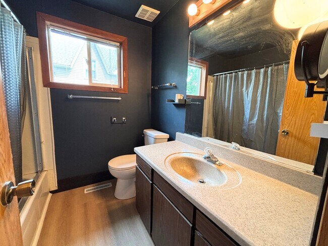 Foto del edificio - 822-824 Menomonie St