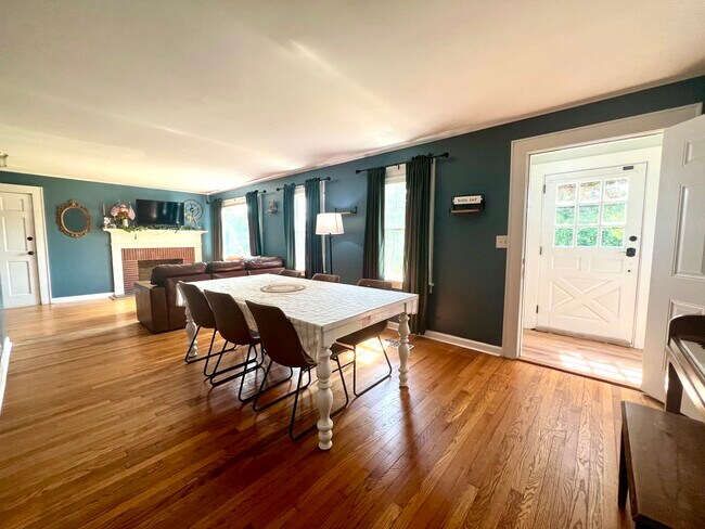 Building Photo - 555 Dogwood Rd