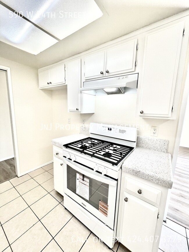 Building Photo - 590 W 24th St