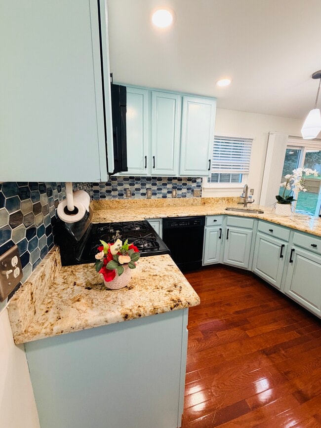 Kitchen - 5943 Roth Ct