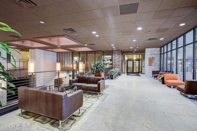 Foto del edificio - 270 E Highland Ave