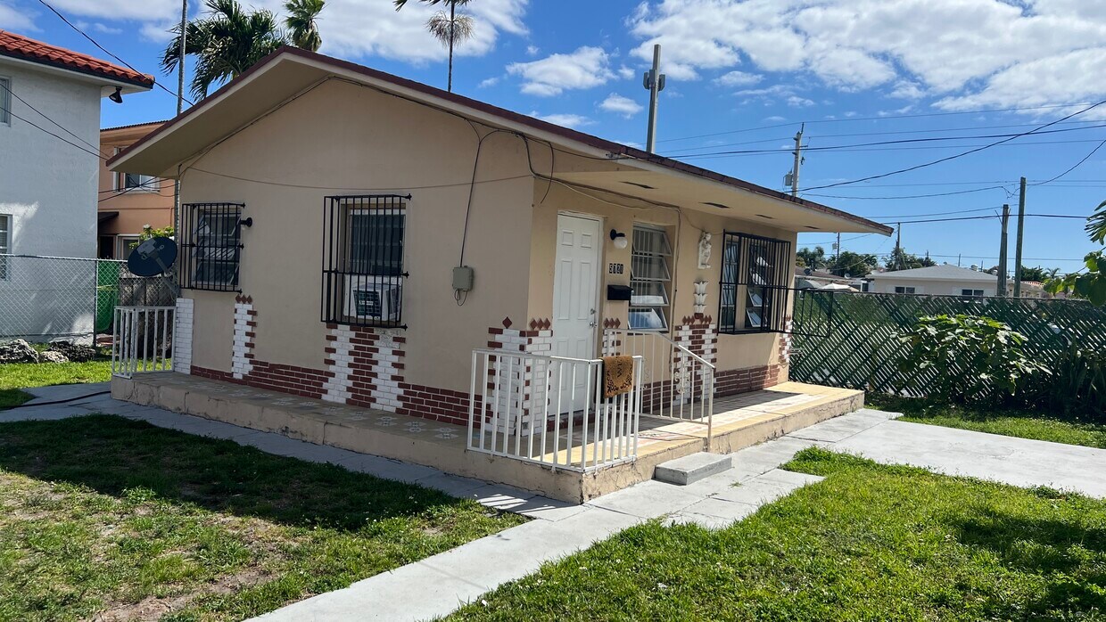 Foto principal - 5727 SW 5th Ter