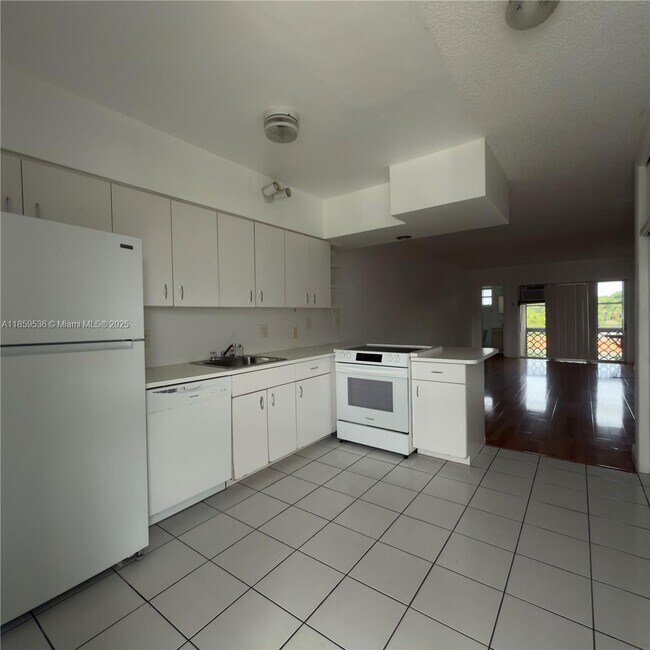 Foto del edificio - 6580 Santona St