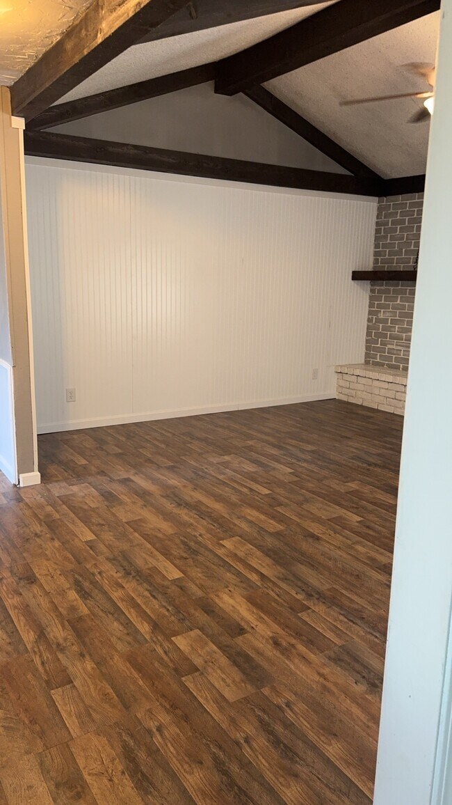 Viviendo - 704 N Dryden Cir