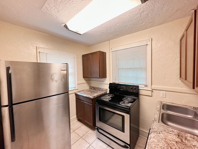 Building Photo - Historic One Bedroom Apartment - Walk to UF!