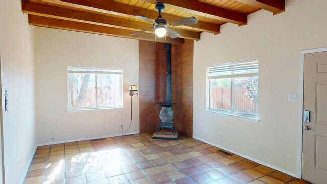 Building Photo - Sweet 3 bedroom