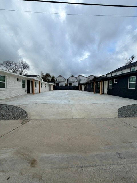 Building Photo - 206 E 33rd St