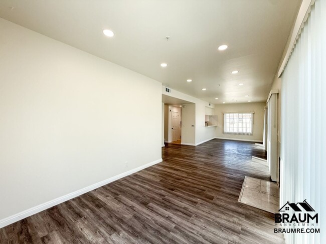 Building Photo - 11035 Moorpark St