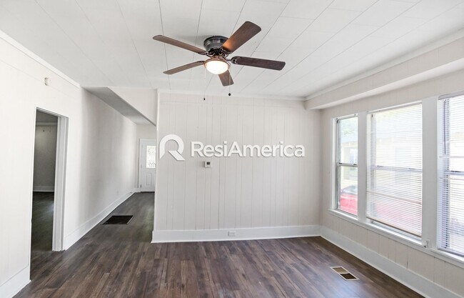 Building Photo - Newly Renovated 4/2 in Midtown!