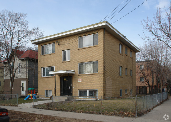 Building Photo - 2800 Pillsbury Ave