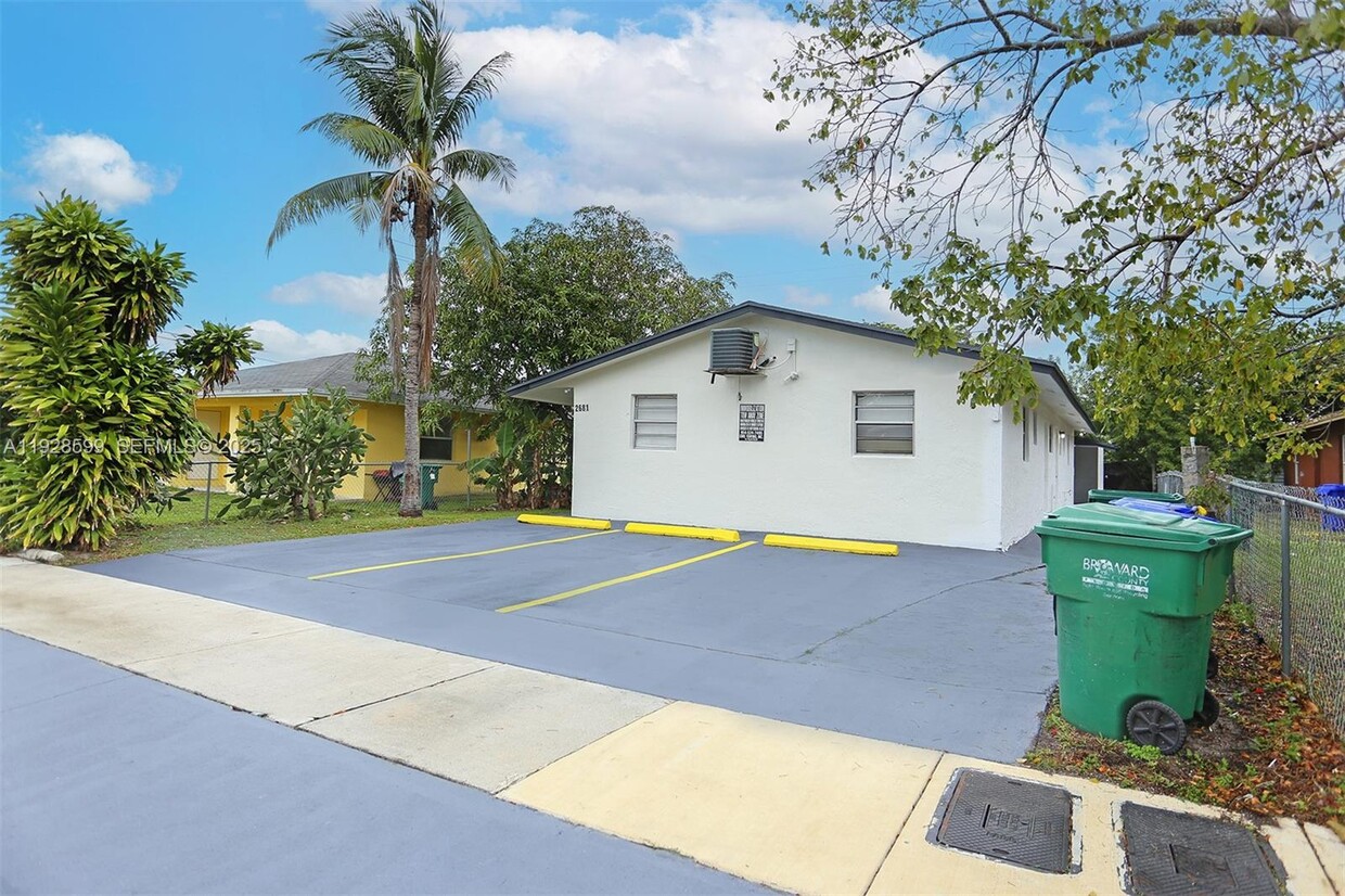 Foto principal - 2681 NW 15th St