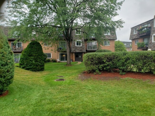 Building Photo - 9397 Bay Colony Dr
