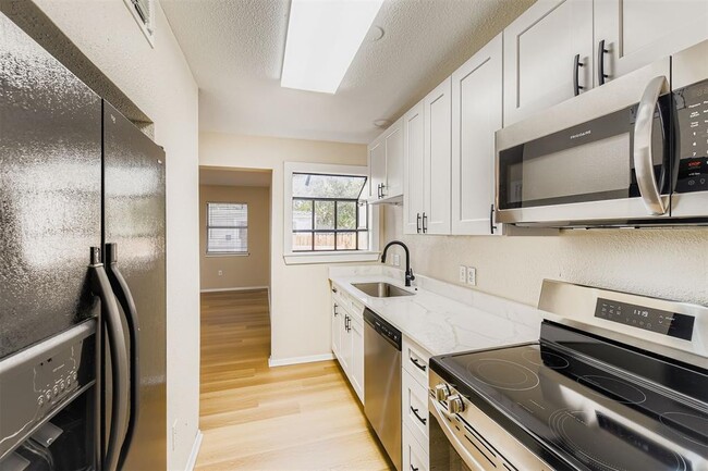 Building Photo - 3320 Blumie St