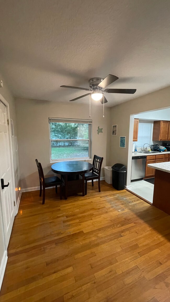 Common Dining Area - 5654 Baywood Ter